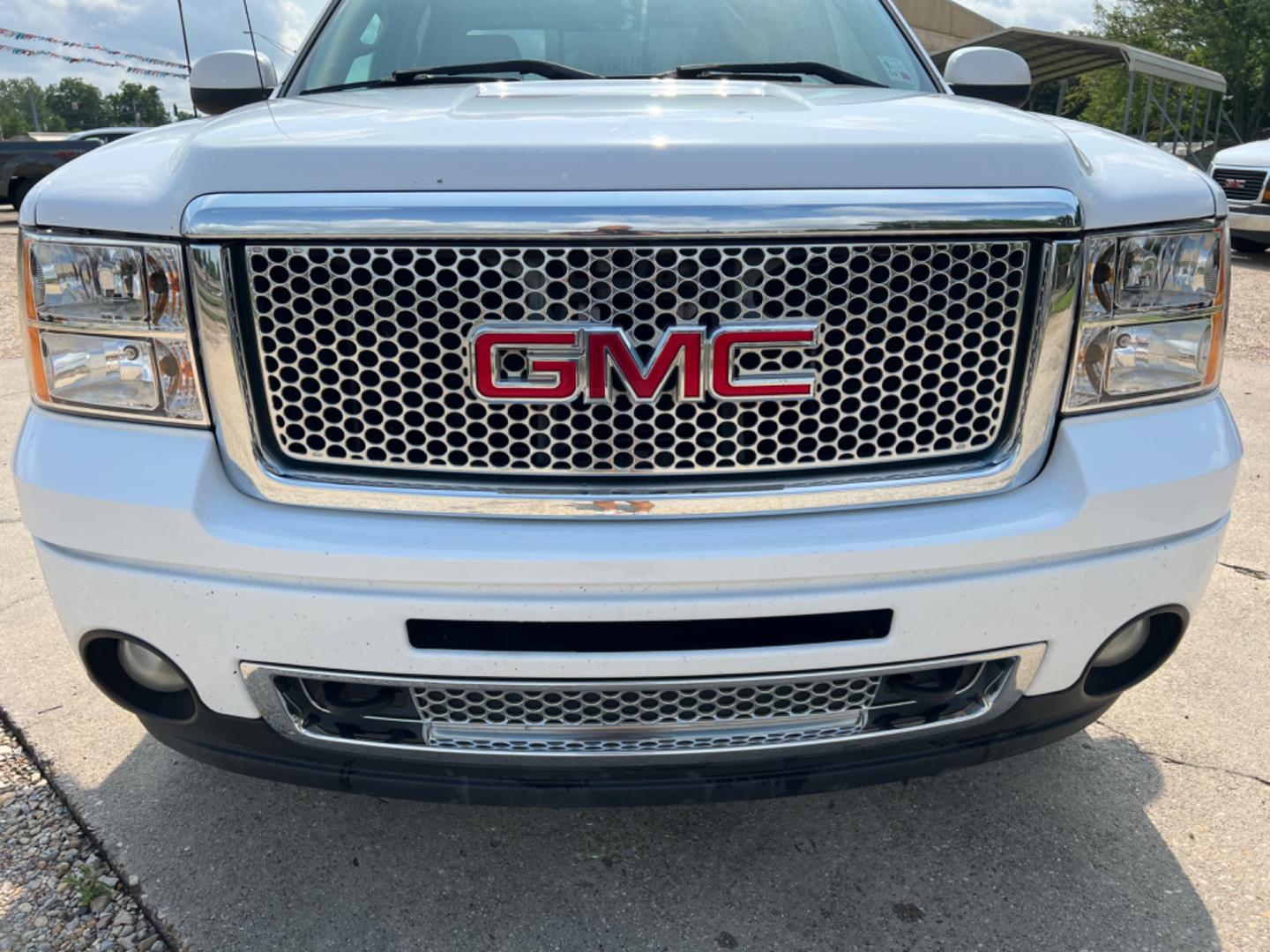 2008 White /Tan GMC Sierra 1500 Denali (2GTEC638881) with an 6.2 V8 engine, Automatic transmission, located at 4520 Airline Hwy, Baton Rouge, LA, 70805, (225) 357-1497, 30.509325, -91.145432 - 2008 GMC Crew Cab Denali **Two Owner & No Accidents** 6.2 V8 Gas, 176K Miles, Leather, Sunroof, Bose, Fully Loaded. FOR INFO PLEASE CONTACT JEFF AT 225 357-1497 CHECK OUT OUR A+ RATING WITH THE BETTER BUSINESS BUREAU WE HAVE BEEN A FAMILY OWNED AND OPERATED BUSINESS AT THE SAME LOCATION FOR OVER 45 - Photo#2